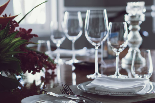 Classico impostazione tradizionale raffinato tavolo da pranzo elegante stile di lusso con argenteria, bicchiere di vino, fiore in data occasione speciale, famiglia brindisi festa di nozze, anniversario, Ringraziamento, cena di Natale
 - Foto, immagini