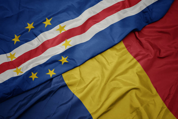 махаючи барвистим прапором Румунії та національним прапором мису Верде. макрос
 - Фото, зображення