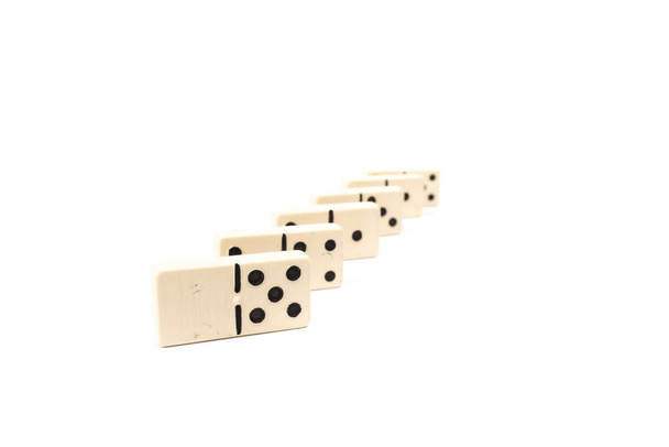 dominos jeu rectangulaire fond plastique gamme de l'arrière-plan blanc en studio
 - Photo, image