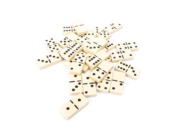 játék dominók téglalap alakú alsó műanyag tartomány a fehér háttér a stúdióban - Fotó, kép
