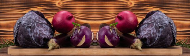 Kaksi kasaa tuoreita violetteja vihanneksia, kuten sipulia, daikon-retiisiä, kaalia ja munakoisoa leikkuulaudalla, puinen tausta. Terveelliset luonnonmukaiset elintarvikkeet
 - Valokuva, kuva