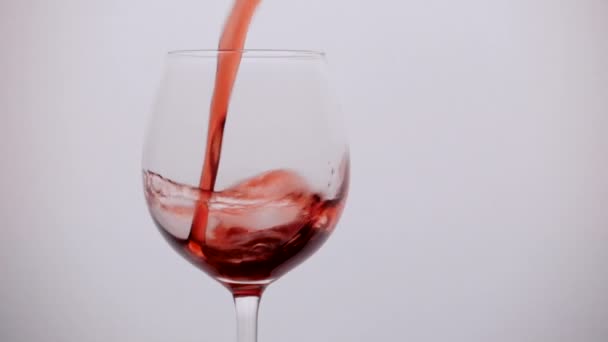 pours wine into a glass in slow motion - Imágenes, Vídeo