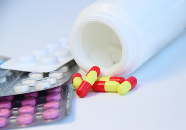 Mezcla de pastillas y tabletas sobre la mesa
 - Foto, imagen