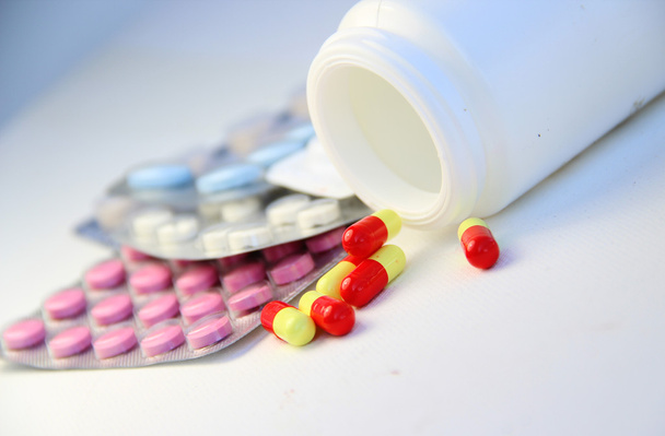 Mistura de comprimidos e comprimidos na mesa
 - Foto, Imagem