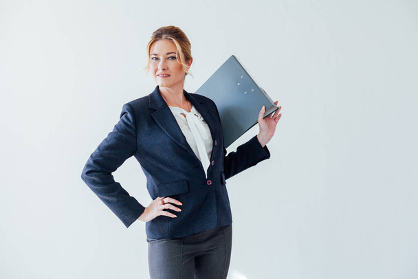 mujer de negocios en el trabajo con carpetas de documentos en la oficina
 - Foto, Imagen