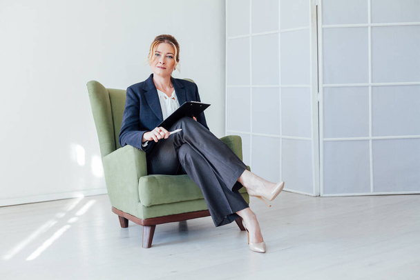 деловая женщина психолог за работой в зеленом кресле
 - Фото, изображение
