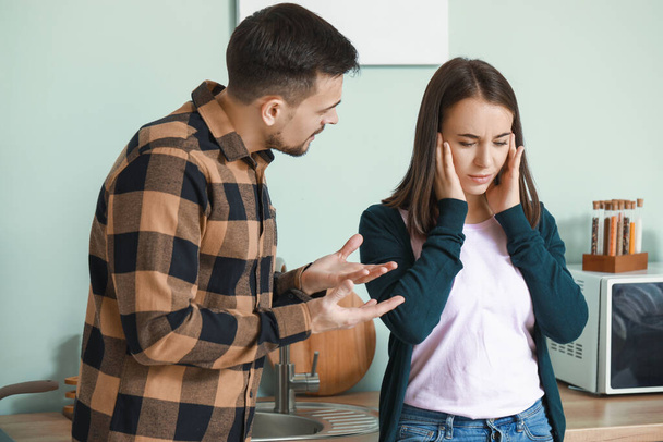 Giovane coppia litigare in cucina
 - Foto, immagini