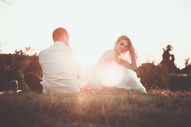 Két szerelmes egy romantikus utazásra lásd le a naplementét a szabadtéri. - Fotó, kép