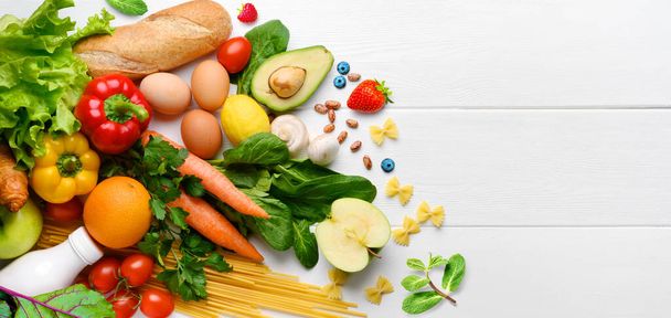 有機健康食品の背景。白い木製のテーブルの背景に食べ物の写真異なる果物や野菜。コピースペース。トップ表示 - 写真・画像