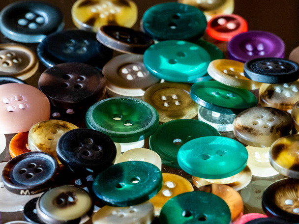 Lotes de botões no fundo de vidro brilhante
 - Foto, Imagem