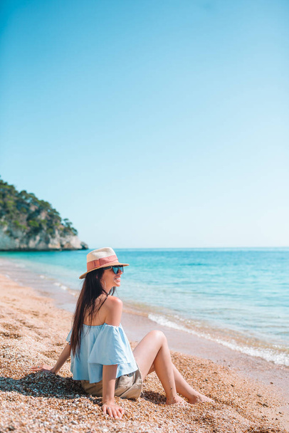 Femme allongée sur la plage profitant de vacances d'été - Photo, image