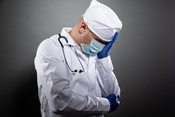 Переутомленный доктор во время эпидемии коронавируса ковид-19
 - Фото, изображение