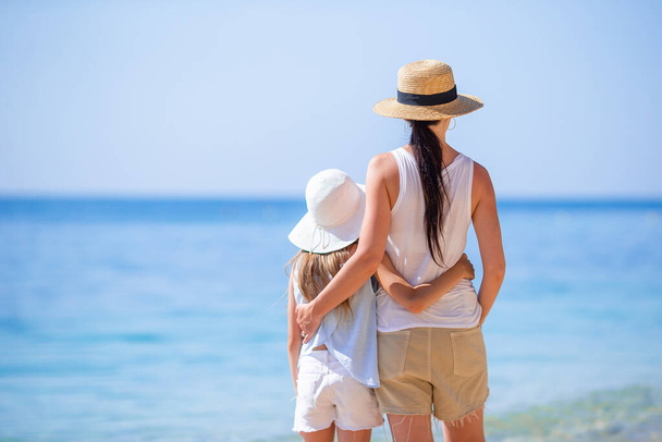 熱帯のビーチで家族経営。お母さんと子供は彼らの休暇をお楽しみください。 - 写真・画像