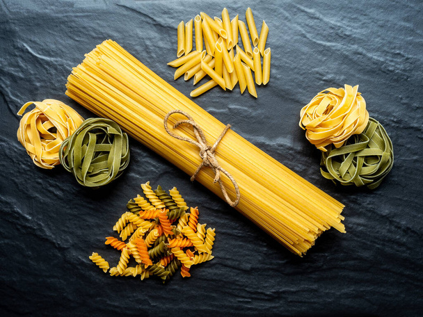 Hard pasta made from wheat flour, typical food from Italy, with great calorific value and high content of fast absorbing carbohydrates. - Foto, Imagen
