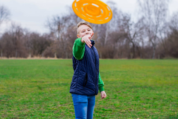 adolescent jouer frisbee dans l 'parc
 - Photo, image