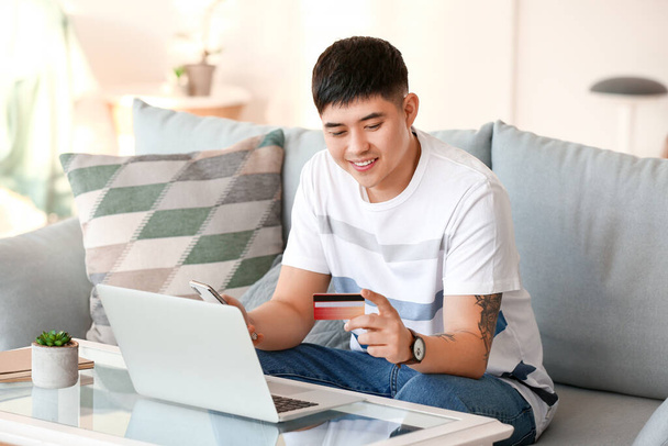 Asian man shopping online at home - Фото, зображення