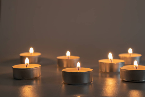 Seitsemän pientä kynttilää palamassa, hengellisyys, uskonnollinen, traaginen hetki
 - Valokuva, kuva