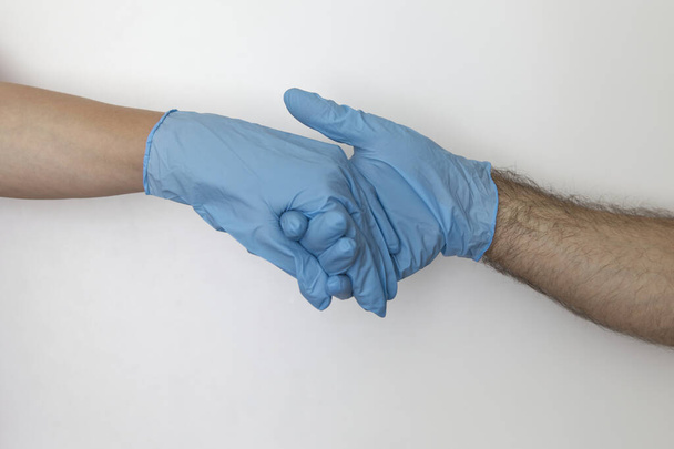 Hände in Latexhandschuhen isoliert auf weißem Hintergrund - Foto, Bild