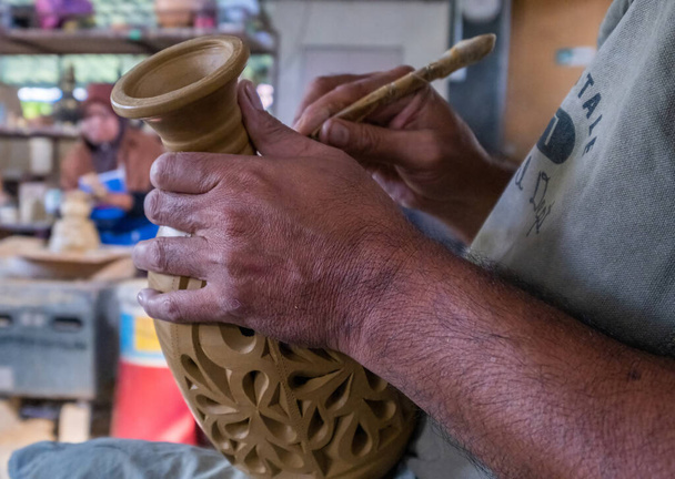 ambachtsman maken van een handgemaakt aardewerk - Foto, afbeelding