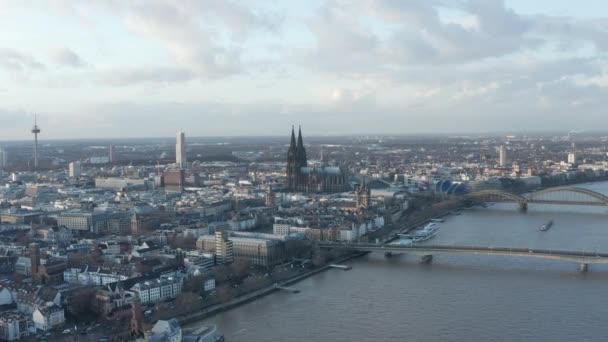 AERIAL: Wide Shot de Colonia Alemania y el río Rin desde el aire con la majestuosa Catedral en un día soleado
  - Imágenes, Vídeo