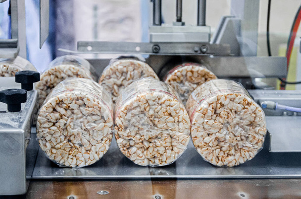 Kullanışlı tam tahıllı Çıtır Ekmek üretimi için taşıma bandı - Fotoğraf, Görsel