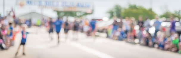 Fondo borroso panorámico corredor diverso cerca de la línea de meta lleno de aplausos en el evento de carrera en Texas
 - Foto, imagen