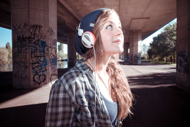 szép fiatal szőke csípő nő hallgat zenét - Fotó, kép