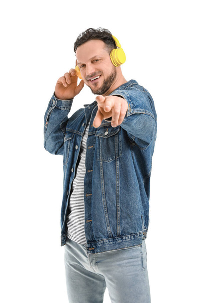 Stílusos férfi zenét hallgat fehér alapon - Fotó, kép