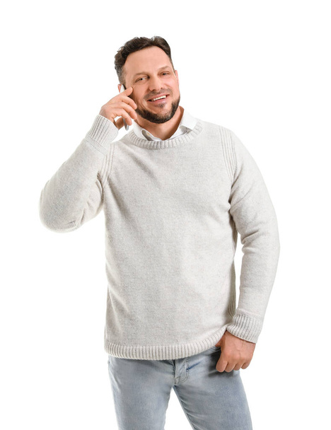 Homem elegante falando por telefone celular no fundo branco
 - Foto, Imagem