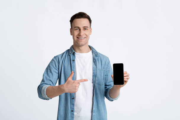 Guy pointing finger at empty screen phone - Фото, зображення