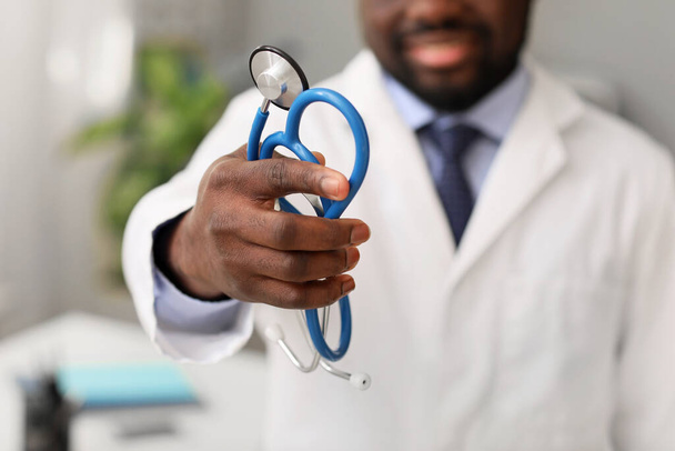 Чоловік афро-американський лікар з стетоскопом у клініці, клозап - Фото, зображення