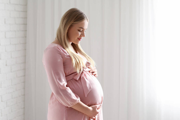 Beautiful pregnant woman at home - Foto, imagen