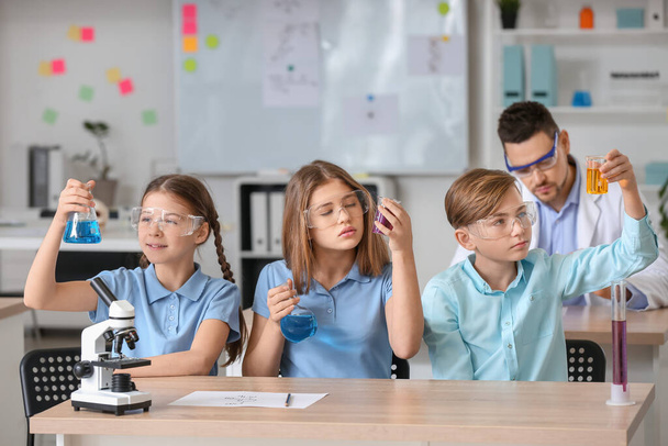 Schüler beim Chemieunterricht im Klassenzimmer - Foto, Bild