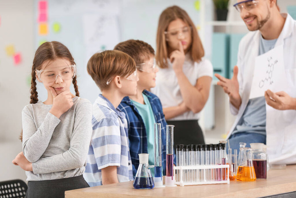 Schüler beim Chemieunterricht im Klassenzimmer - Foto, Bild