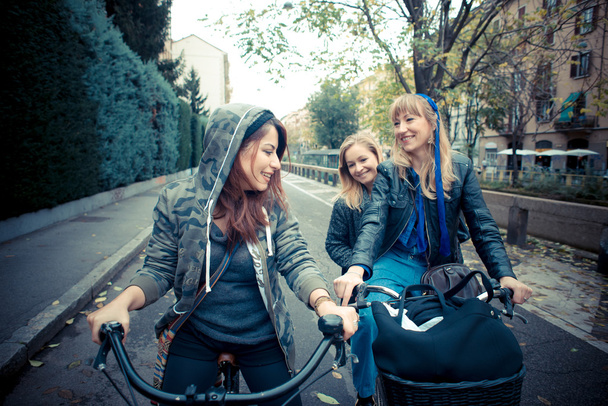 tři přátelé žena na kole - Fotografie, Obrázek