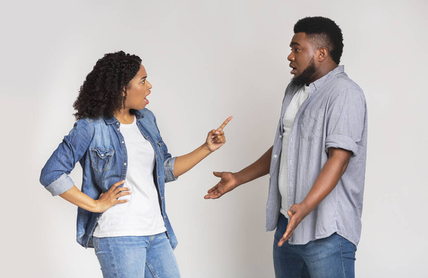 Misunderstanding in relationship. Furious black woman blaming her boyfriend - Fotoğraf, Görsel