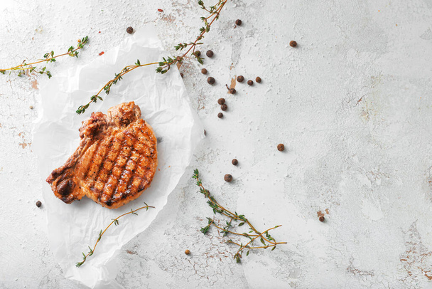 Vařený vepřový steak a koření na bílém pozadí - Fotografie, Obrázek