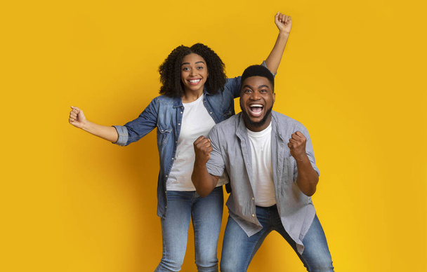 Retrato de eufórico joven pareja negra celebrando emocionalmente el éxito
 - Foto, imagen