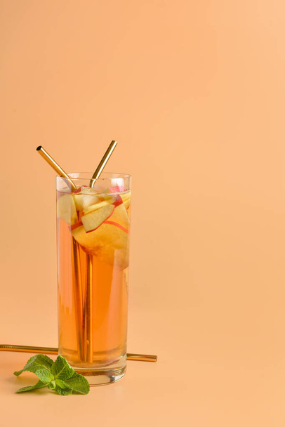 Стакан вкусного холодного чая со льдом на цветном фоне
 - Фото, изображение
