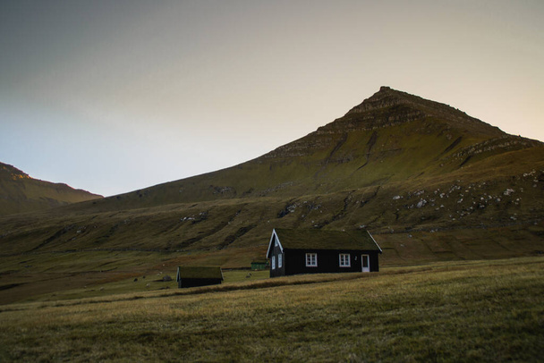 Traditionele huizen in Gjogv dorp, landschap Faeröer Eilanden - Foto, afbeelding