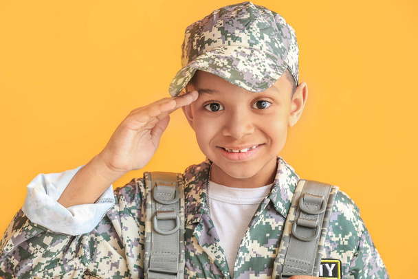 Маленький салютування афро-американського солдата на кольоровому фоні - Фото, зображення