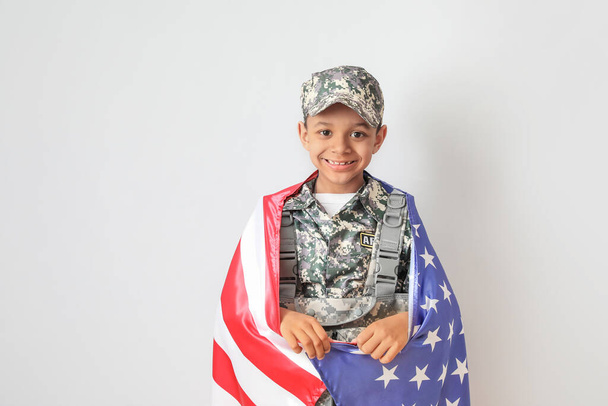 Petit soldat afro-américain avec drapeau américain sur fond clair
 - Photo, image