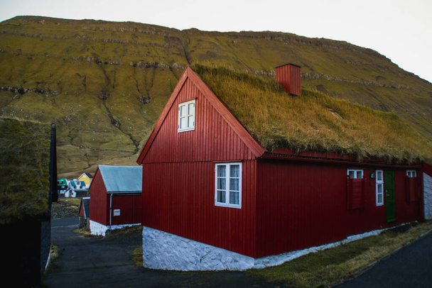 Tradiční domy ve vesnici Gojgv, krajinná scenérie Faerské ostrovy - Fotografie, Obrázek