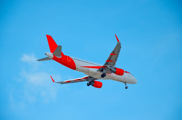 Egy gyönyörű vállalati repülőgép repül az égen, egy tiszta nap Portugáliában, turistaszállítás és posta szállítás. fenékvíz - Fotó, kép