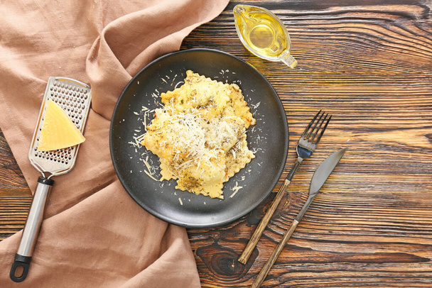 Bord met lekkere ravioli op tafel - Foto, afbeelding
