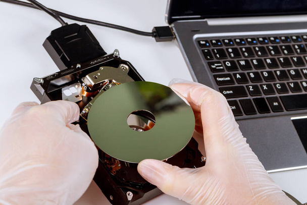 Laboratorio para la recuperación de disco duro en el centro de servicio
 - Foto, imagen