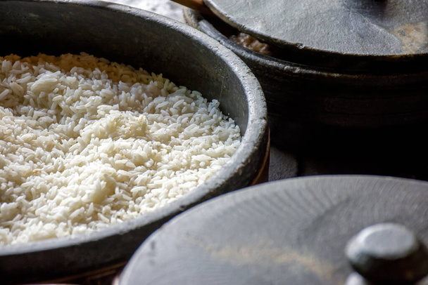 hliněné hrnce s bílou rýží připravené na kamnech a připravené k podávání - Fotografie, Obrázek