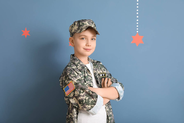 Söpö pikku sotilas värillisellä taustalla
 - Valokuva, kuva