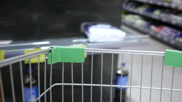 Shopping Trolley - Choosing Items In Grocery Shop Indoors - Metraje, vídeo