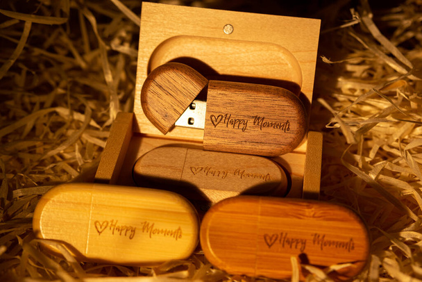 USB-Stick Holz in einer Box. mit Lasergravur "Happy Moments". Set für den Fotografen, vorzeigbare Fotos, Luxus - Foto, Bild
